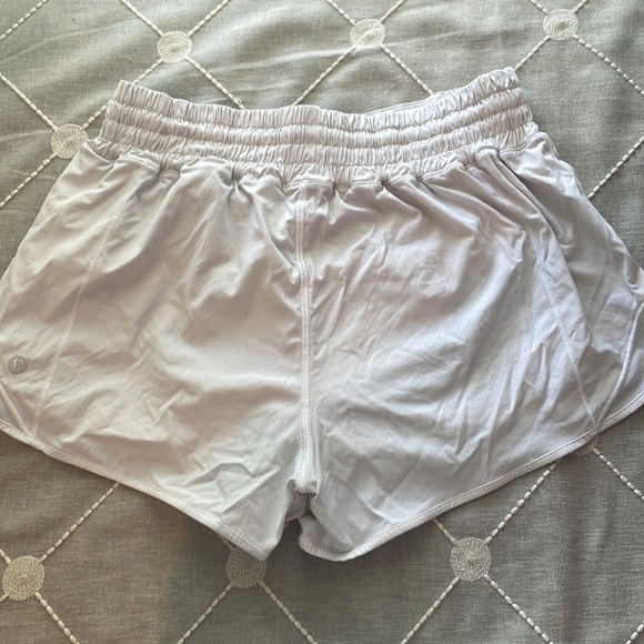 White Lululemon High Rise Hotty Hot shorts size 8 - Picture 3 of 4
